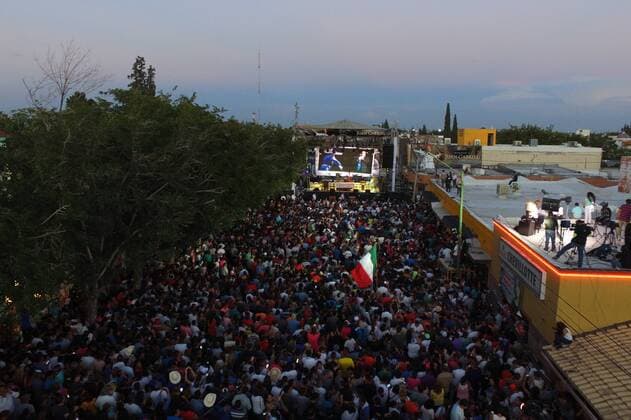 An aerial photo shows hundreds fanatics of Mexican singer and songwriter Juan Gabriel during a posthumous tribute in Ciudad Juarez, Mexico, 03 September 2016. Juan Gabriel died on 28 August 2016 in Santa Monica, USA, at the age of 66. EFE Mario Guzman Tribute to Mexican Juan Gabriel !ACHTUNG: NUR REDAKTIONELLE NUTZUNG!  MEX45 20160904-636085686182945822