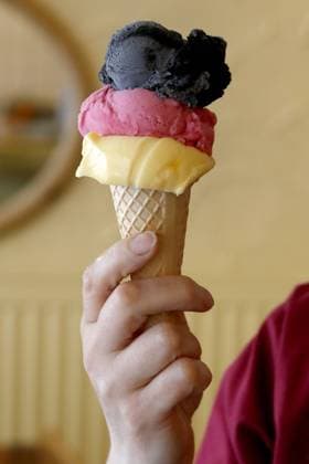 17.06.2016 Essen Eiscafe Bertram . Hier gibt es schwarzes Eis mit Kohle , die Sorte GRubengold . Erfinderin und Chefin ist Susanne Scholz - Weigel 43 mit einem Schwarz rot Gold Eis .