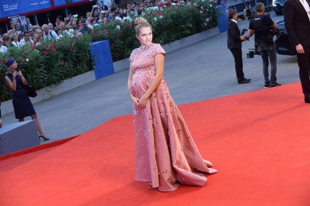 Wicked - Pressetermin zum Musical in Hongkong 211013 Degun Starface 2016-09-04 Venise Italie Mostra 2016. 73nd Venice International Film Festival. Red Carpet of Hacksaw bridge the movie.Teresa Palmer.  Copyright: xDegunx xStarfacex STAR_211013_018