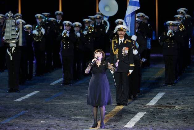 MOSCOW, RUSSIA - SEPTEMBER 4, 2016: French singer Mireille Mathieu (front) performs at the closing ceremony of the 9th Spasskaya Tower international military music festival, in Red Square. Marina Lystseva TASS  TS02FD37