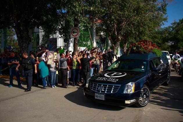 The official procession carrying the ashes of Mexican singer Juan Gabriel leave Ciudad Juared towards the international airport, to send the remains of the artist to Mexico City, Mexico, 05 September 2016. Juan Gabriel will receive a tribute at the Palace of Beaux Arts of Mexico City, Mexico, 05 September 2016. EFE Alejandro Bringas JUAN GABRIEL S ASHES HEAD TO MEXICO CITY FROM CIUDAD JUAREZ !ACHTUNG: NUR REDAKTIONELLE NUTZUNG!  MEX001 20160905-636087055786220798