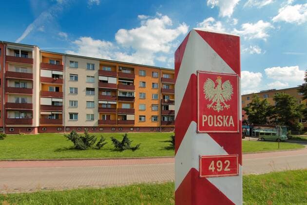Grenzmarkierung Polen mit Plattenbau an der deutsch - polnischen Staatsgrenze in Slubice an der Oder, Polen, Europa