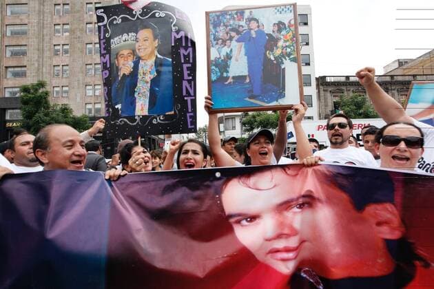 Fans await the arrival of Juan Gabriel s ashes at the Palace of Beaux Arts in Mexico City, Mexico, 05 September 2016. The Mexican Minister of Culture Rafael Tovar y de Teresa estimated 500,000 people attending the tribute that the singer will receive at the capital. THE GOVERNMENT EXPECTS 500,000 PEOPLE ATTENDING TRIBUTE TO JUAN GABRIEL !ACHTUNG: NUR REDAKTIONELLE NUTZUNG!  MEX001 20160905-636087107539321598