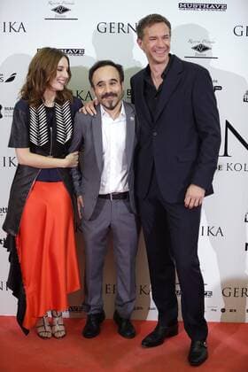 Actors Maria Valverde and James D Arcy pose with director Koldo Serra at the premiere of his film Gernika , at Palafox cinema in Madrid, Spain, 05 September 2016. EFE JuanJo Martin PREMIERE OF THE FILM GERNIKA IN MADRID !ACHTUNG: NUR REDAKTIONELLE NUTZUNG!  MAD001 20160905-636087114731331861