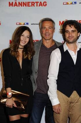 Hannes Jaenicke mit Begleitung und Oliver Wnuk Premiere Männertag Film Kino Fernsehen Mathäser Filmpalast München 05. September 2016