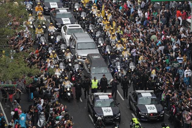 Fans of Juan Gabriel watch the funeral procession of the singer head to the Palace of Beaux Arts in Mexico City, Mexico, 05 September 2016. The Mexican Minister of Culture Rafael Tovar y de Teresa estimated 500,000 people attending the tribute that the singer will receive at the capital. THE GOVERNMENT EXPECTS 500,000 PEOPLE ATTENDING TRIBUTE TO JUAN GABRIEL !ACHTUNG: NUR REDAKTIONELLE NUTZUNG!  MEX001 20160905-636087160387918062