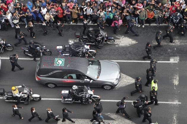 Fans of Juan Gabriel watch the funeral procession of the singer head to the Palace of Beaux Arts in Mexico City, Mexico, 05 September 2016. Thousands of people received the remains of the singer under the rain, with songs, slogans and tears, to pay tribute to the Divo de Juarez deceased eight days ago. MEXICAN SINGER HUAN GABRIEL RECEIVES TRIBUTE IN MEXICO CITY !ACHTUNG: NUR REDAKTIONELLE NUTZUNG!  MEX001 20160905-636087167406736076