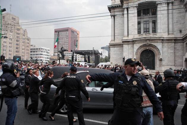 Fans of Juan Gabriel watch the funeral procession of the singer head to the Palace of Beaux Arts in Mexico City, Mexico, 05 September 2016. Thousands of people received the remains of the singer under the rain, with songs, slogans and tears, to pay tribute to the Divo de Juarez deceased eight days ago. MEXICAN SINGER HUAN GABRIEL RECEIVES TRIBUTE IN MEXICO CITY !ACHTUNG: NUR REDAKTIONELLE NUTZUNG!  MEX001 20160906-636087177736661191