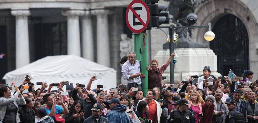 Fans of Juan Gabriel watch the funeral procession of the singer head to the Palace of Beaux Arts in Mexico City, Mexico, 05 September 2016. Thousands of people received the remains of the singer under the rain, with songs, slogans and tears, to pay tribute to the Divo de Juarez deceased eight days ago. MEXICAN SINGER HUAN GABRIEL RECEIVES TRIBUTE IN MEXICO CITY !ACHTUNG: NUR REDAKTIONELLE NUTZUNG!  MEX001 20160906-636087180310362329