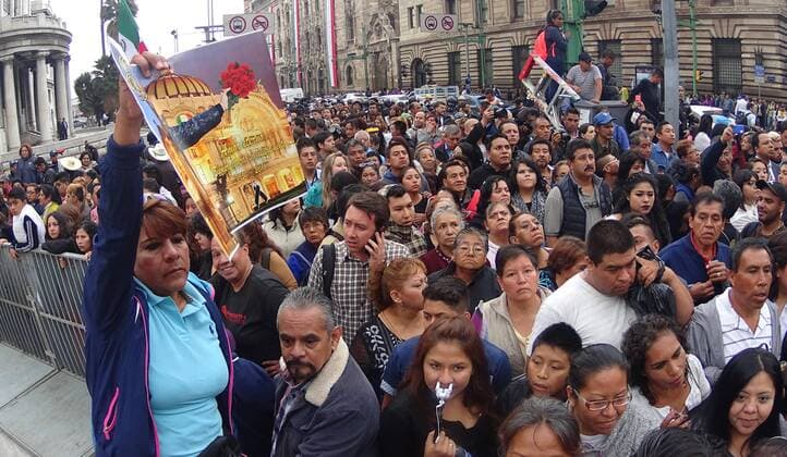 Fans of Juan Gabriel watch the funeral procession of the singer head to the Palace of Beaux Arts in Mexico City, Mexico, 05 September 2016. Thousands of people received the remains of the singer under the rain, with songs, slogans and tears, to pay tribute to the Divo de Juarez deceased eight days ago. MEXICAN SINGER HUAN GABRIEL RECEIVES TRIBUTE IN MEXICO CITY !ACHTUNG: NUR REDAKTIONELLE NUTZUNG!  MEX001 20160906-636087207581345479