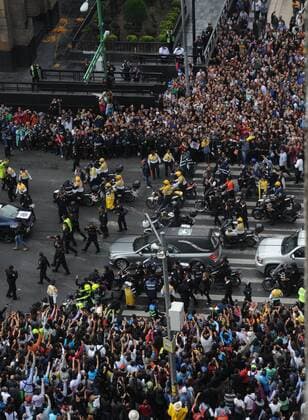 Fans watch the funeral procession of Juan Gabiral head to the Palace of Beaux Arts in Mexico City, Mexico, 05 September 2016. Thousands of people received the remains of the singer under the rain, with songs, slogans and tears, to pay tribute to the Divo de Juarez deceased eight days ago. MEXICAN SINGER HUAN GABRIEL RECEIVES TRIBUTE IN MEXICO CITY !ACHTUNG: NUR REDAKTIONELLE NUTZUNG!  MEX001 20160906-636087209537560399