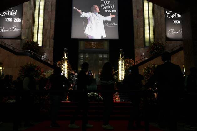A general view of the tribute payed to Mexican singer Juan Gabriel at the Palace of Beaux Arts in Mexico City, Mexico, 05 September 2016. MEXICAN SINGER JUAN GABRIEL RECEIVES TRIBUTE IN MEXICO CITY !ACHTUNG: NUR REDAKTIONELLE NUTZUNG!  MEX001 20160906-636087226311982577