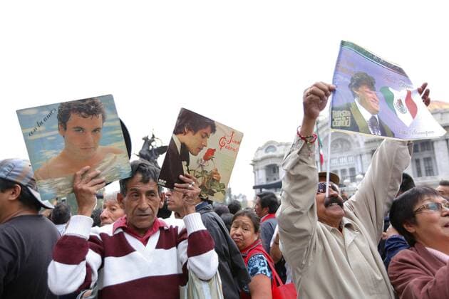 Fans watch the funeral procession of Juan Gabiral head to the Palace of Beaux Arts in Mexico City, Mexico, 05 September 2016. Thousands of people received the remains of the singer under the rain, with songs, slogans and tears, to pay tribute to the Divo de Juarez deceased eight days ago. MEXICAN SINGER HUAN GABRIEL RECEIVES TRIBUTE IN MEXICO CITY !ACHTUNG: NUR REDAKTIONELLE NUTZUNG!  MEX001 20160906-636087231228415545