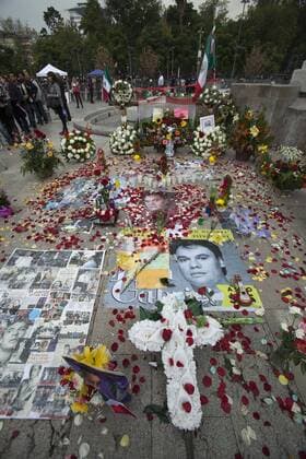 September 5, 2016 - Mexico, Distrito Federal, MEXICO - The urn containing the ashes of music legend Juan Gabriel was on display at Mexico City s Palacio de Bellas Artes, where family and fans gathered on Monday September 5, 2016. Juan Gabriel died a week ago in his home in Santa Monica, California. Mexico MEXICO - ZUMAp124