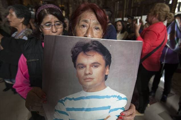 September 5, 2016 - Mexico, Distrito Federal, MEXICO - The urn containing the ashes of music legend Juan Gabriel was on display at Mexico City s Palacio de Bellas Artes, where family and fans gathered on Monday September 5, 2016. Juan Gabriel died a week ago in his home in Santa Monica, California. Mexico MEXICO - ZUMAp124