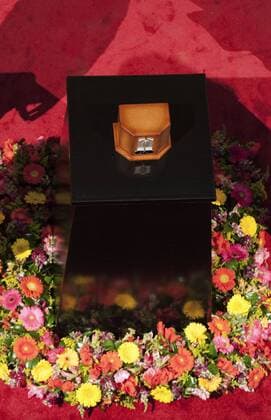 September 5, 2016 - Mexico, Distrito Federal, MEXICO - The urn containing the ashes of music legend Juan Gabriel was on display at Mexico City s Palacio de Bellas Artes, where family and fans gathered on Monday September 5, 2016. Juan Gabriel died a week ago in his home in Santa Monica, California. Mexico MEXICO - ZUMAp124