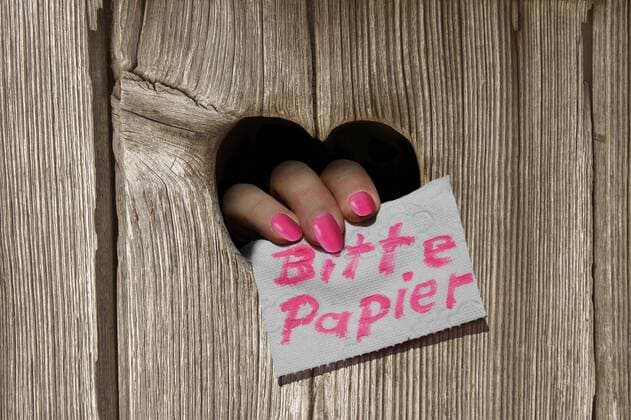 Lueftungsloch in Herzform an einer Holztuer eines Klohaeuschens mit der Notiz Bitte Papier , Deutschland, Bayern, Oberbayern vent hole in the shape of a heart at a wooden door of an outhouse with the notice please loo paper , Germany, Bavaria, Oberbayern, Upper Bavaria BLWS369932 Copyright: xblickwinkel H.xSchmidbauerx