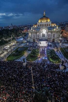 Beerdigung von Juan Gabriel Mexico City September 5, 2016 - Mexico - EUM20160905ESP62.JPG .CIUDAD DE MEXICO Tribute Tributo.-Juan Gabriel.- Decenas de fans se dan cita en el Palacio de Bellas Artes y la Alameda Central para ingresar al recinto cultural donde la noche de este lunes 5 de septiembre de 2016, se lleva a cabo el homenaje postumo al cantante Juan Gabriel. Foto: Agencia EL UNIVERSAL Yadin Xolalpa EVZ Mexico  - ZUMAu78_