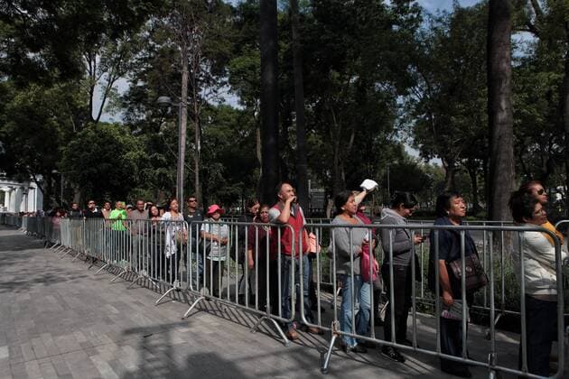 Beerdigung von Juan Gabriel Mexico City People qeue to pay tribute to Mexican singer Juan Gabriel at the Palace of Beaux Arts in Mexico City, Mexico, 05 September 2016. MEXICAN SINGER JUAN GABRIEL RECEIVES TRIBUTE IN MEXICO CITY !ACHTUNG: NUR REDAKTIONELLE NUTZUNG!  20160906-636087844656319016