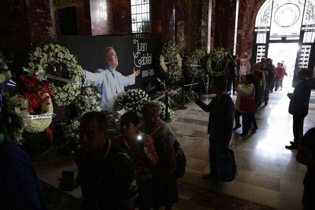 Beerdigung von Juan Gabriel Mexico City People qeue during a tribute to Mexican singer Juan Gabriel held at the Palace of Beaux Arts in Mexico City, Mexico, 05 September 2016. EFE Jose Mendez MEXICAN SINGER JUAN GABRIEL RECEIVES TRIBUTE IN MEXICO CITY !ACHTUNG: NUR REDAKTIONELLE NUTZUNG!  20160906-636087859054314932