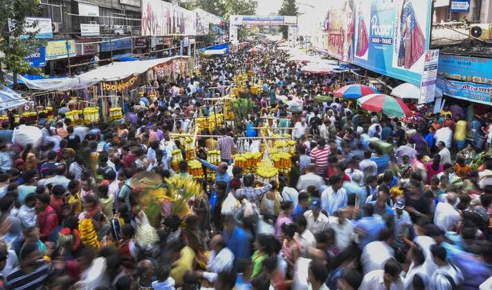 IMAGO Nature: Unsere Erde, Umweltprobleme, Überbevölkerung MUMBAI, INDIA - SEPTEMBER 4: People shopping for Ganesh Chaturthi at Dadar on September 4, 2016 in Mumbai, India. Ganesh Chaturthi is the festival celebrated by Hindus across the world in honour of Lord. During the festival, local communities put up public pandals for mass worship, while families bring home small clay idols to pray. When the festivities end, the idols are immersed in a large bodies of water. (Photo by Kunal Patil Hindustan Times ) Ganesh Chaturthi Festival Celebrations