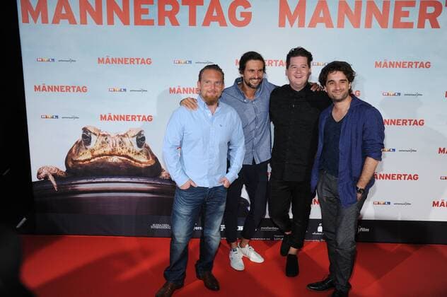 Schauspieler Axel Stein, l-r, Tom Beck, Chris Tall und Oliver Wnuk posieren am 06.09.2016 in Köln bei der Premiere des Films Männertag auf dem roten Teppich.