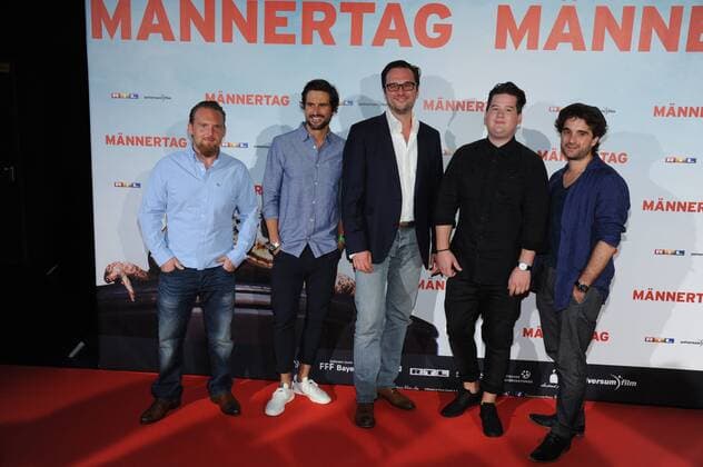 Bilder des Tages Schauspieler Axel Stein, l-r, Tom Beck, Regisseur Holger Haase, Schauspieler Chris Tall und Oliver Wnuk posieren am 06.09.2016 in Köln bei der Premiere des Films Männertag auf dem roten Teppich.