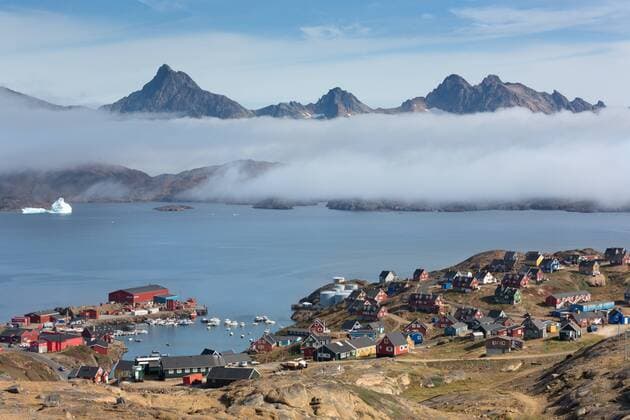 Europa; Skandinavien; Ort; Stadt; Grönland; Ostgrönland; Ammassalik; Fjord; Insel: Der Ort Tasillaq am Kong-Oscar-Fjord