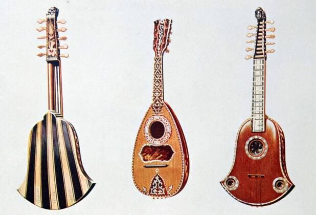 Quinterna and Mandolin. The Quinterna (Chiterna) is an Italian guitar and was formerly used by the more humble order of musicians. The Mandolin (Italian Mandolin) is a kind of alto lute. WHA  !ACHTUNG AUFNAHMEDATUM GESCHÄTZT! Copyright: WHA UnitedArchivesWHA_056_0719