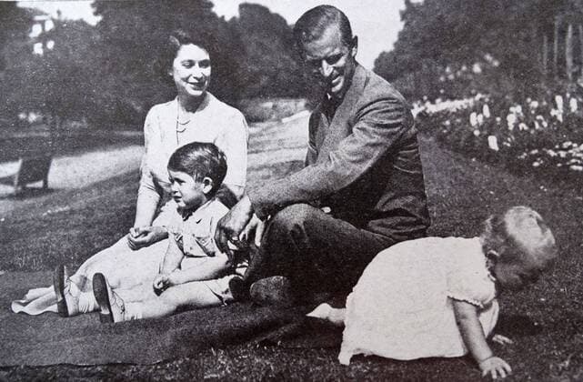 In 1951 Princess Elizabeth and her husband pose with their children in the gardens of their home, Clarence House. Princess Anne, tired of photographers, crawls towards the flowers. WHA  !ACHTUNG AUFNAHMEDATUM GESCHÄTZT! Copyright: WHA UnitedArchivesWHA_057_0232