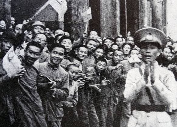 Photograph of the people of Chungking welcoming the British Parliamentary Mission at the invitation of Generalissimo Chiang Kai-shek (1887-1975). Dated 1942 WHA  !ACHTUNG AUFNAHMEDATUM GESCHÄTZT! Copyright: WHA UnitedArchivesWHA_058_0306