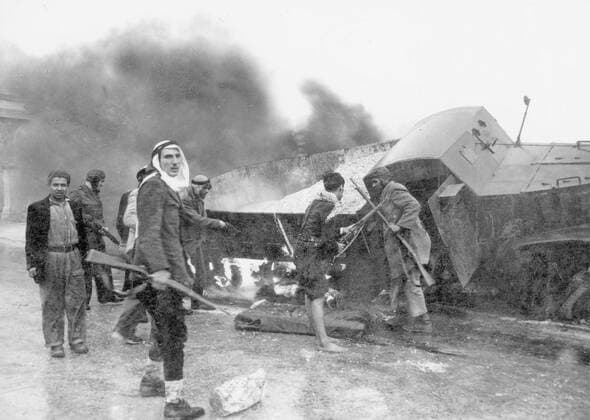 Palestinian irregulars near a burnt armoured Haganah supply truck, the road to Jerusalem, 1948 during the Israeli war of independence WHA  !ACHTUNG AUFNAHMEDATUM GESCHÄTZT! Copyright: WHA UnitedArchivesWHA_059_0122