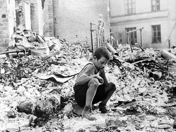 IMAGO History, Zweiter Weltkrieg: 1939 - 1945 At the beginning of World War two, a Polish boy sits grieving in the ruins of a street in Warsaw, Poland, September 1939 WHA  !ACHTUNG AUFNAHMEDATUM GESCHÄTZT! Copyright: WHA UnitedArchivesWHA_059_0181
