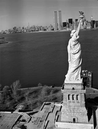 Photograph of the Statue of Liberty and a Northeast view of the World Trade Centre. Photographed by Jack E. Boucher. Dated 1978 WHA  !ACHTUNG AUFNAHMEDATUM GESCHÄTZT! Copyright: WHA UnitedArchivesWHA_059_0984