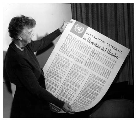 Berühmte Feministinnen, Eleanor Roosevelt Eleanor Roosevelt displays a Spanish language version of the Universal Declaration 1949 WHA  !ACHTUNG AUFNAHMEDATUM GESCHÄTZT! Copyright: WHA UnitedArchivesWHA_061_0109