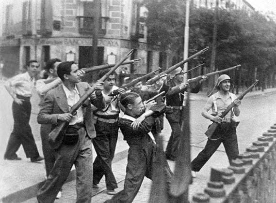 Republican soldiers in Spain during a Spanish Civil war battle 1937 WHA  !ACHTUNG AUFNAHMEDATUM GESCHÄTZT! Copyright: WHA UnitedArchivesWHA_062_0920