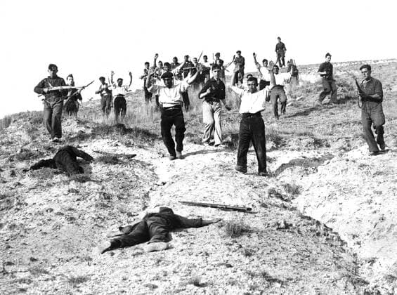 Spanish Civil War: Nationalist troops capture Republican soldiers In 1936, at the Battle of Somosierra, in the heights of the pass between Carlist and Falangist units and Republican troops. WHA  !ACHTUNG AUFNAHMEDATUM GESCHÄTZT! Copyright: WHA UnitedArchivesWHA_062_0930