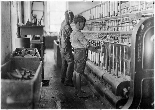 Doffers (Child labour) in a textile factory, in Cherryville, North Carolina, USA. 1910 WHA  !ACHTUNG AUFNAHMEDATUM GESCHÄTZT! Copyright: WHA UnitedArchivesWHA_063_0271