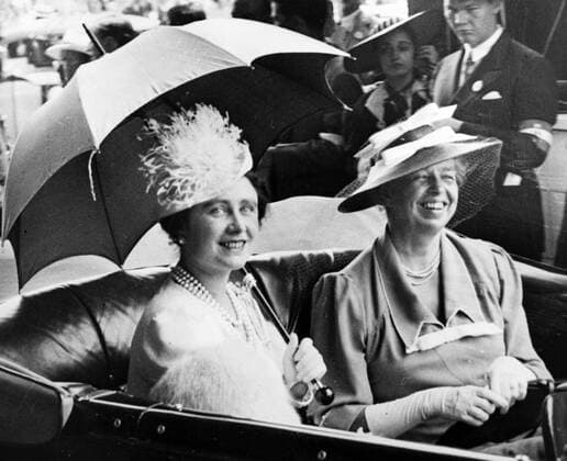 Berühmte Feministinnen, Eleanor Roosevelt Mrs. Eleanor Roosevelt and Queen Elizabeth, holding umbrella, in automobile, leaving station for the White House 1939. WHA  !ACHTUNG AUFNAHMEDATUM GESCHÄTZT! Copyright: WHA UnitedArchivesWHA_063_0527