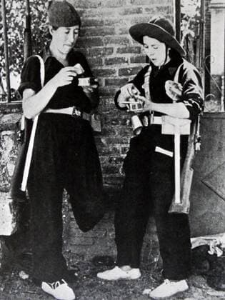 Spanish Civil War female Republican militia guards, at Guadarrama, eating WHA  !ACHTUNG AUFNAHMEDATUM GESCHÄTZT! Copyright: WHA UnitedArchivesWHA_064_0288