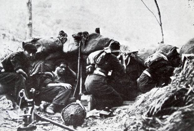 Republican soldiers shelter in a trench during the Campaign of Gipuzkoa, the Spanish Civil War, Nationalist Army conquered the northern province of Gipuzkoa, held by the Republic. WHA  !ACHTUNG AUFNAHMEDATUM GESCHÄTZT! Copyright: WHA UnitedArchivesWHA_064_0370
