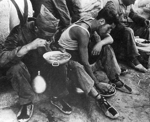 Republican soldiers rest for food, during the Spanish Civil War. WHA  !ACHTUNG AUFNAHMEDATUM GESCHÄTZT! Copyright: WHA UnitedArchivesWHA_064_0432