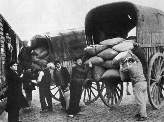 Grain supplies are transferred from carts to rail trucks for distribution during the Spanish Civil War 1936 WHA  !ACHTUNG AUFNAHMEDATUM GESCHÄTZT! Copyright: WHA UnitedArchivesWHA_064_0458
