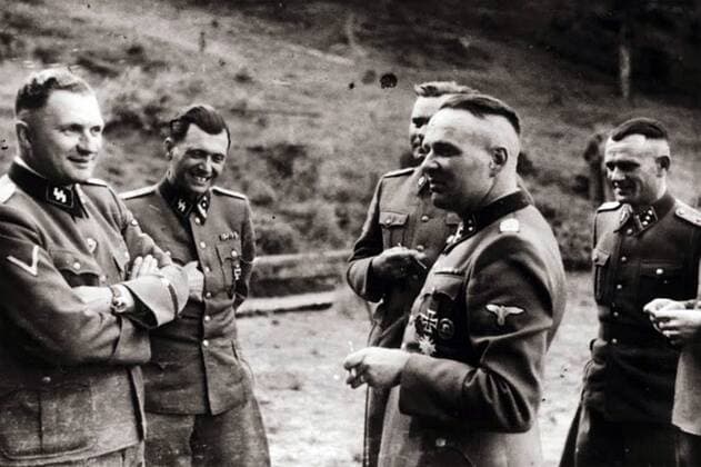 group of SS officers in Auschwitz: From left, Karl Hoecker, Dr. Josef Mengele, Karl-Friedrich Hoecker (11 December 1911 – 30 January 2000) was a SS-Obersturmführer (First Lieutenant) and the adjutant to Richard Baer, who was a commandant of Auschwitz concentration camp from May 1944 to December 1944 WHA  !ACHTUNG AUFNAHMEDATUM GESCHÄTZT! Copyright: WHA UnitedArchivesWHA_067_0040