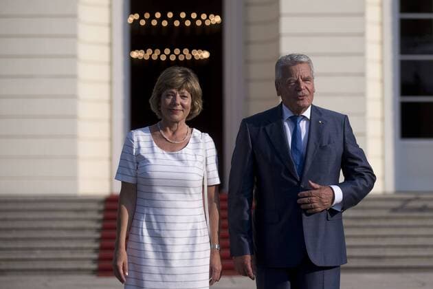 Joachim Gauck, Buergerfest DEU, Deutschland, Germany, Berlin, 09.09.2016 Bundespraesident Joachim Gauck und Lebensgefaehrtin Daniela Schadt mit geladenen Gaesten beim Buergerfest im Park vor dem Schloss Bellevue in Berlin. Joachim Gauck, president of Germany, with partner Daniela Schadt during the Buergerfest, Citizens Fest, at the park of the Schloss Bellevue Presidential palace in Berlin. The annual festival opens the palace grounds to visitors honored for their projects and initiatives in order to stress the president s office s support for citizen engagement