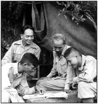 IMAGO History, Vietnamkrieg: 1955-1975 North Vietnamese communist military high command circa 1955. Top left Ngyen Van Giap and right Ho Chi Minh WHA  !ACHTUNG AUFNAHMEDATUM GESCHÄTZT! Copyright: WHA UnitedArchivesWHA_067_0989
