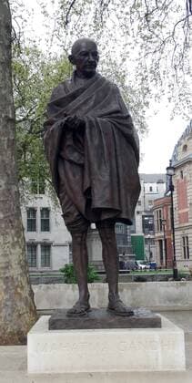 IMAGO ICONS: Mahatma Gandhi Bronze statue of Mahatma Gandhi (1869-1930) leader of Indian independence movement in British-ruled India. Employing nonviolent civil disobedience, Gandhi led India to independence and inspired movements for civil rights and freedom across the world. Parliament Square, London. WHA  !ACHTUNG AUFNAHMEDATUM GESCHÄTZT! Copyright: WHA UnitedArchivesWHA_068_0283