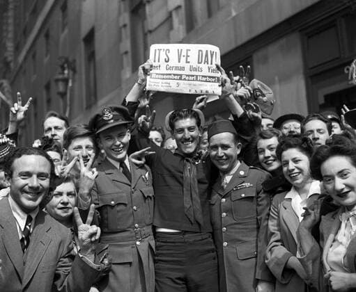 London May 1945. Crowd celebrates VE day marking the German surrender in World war two WHA  !ACHTUNG AUFNAHMEDATUM GESCHÄTZT! Copyright: WHA UnitedArchivesWHA_068_0679