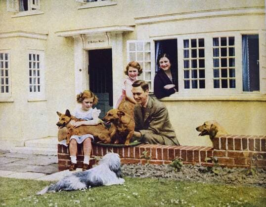 Colour photograph of King George VI (1895-1952), the Queen Mother (1900-2002), Queen Elizabeth II (1926 -) and Princess Margaret (1930-2002) in the gardens of Windsor Castle. Dated 20th Century WHA  !ACHTUNG AUFNAHMEDATUM GESCHÄTZT! Copyright: WHA UnitedArchivesWHA_085_0428