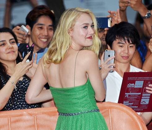 Toronto International Film Festival - Pastoral American Filmpremiere Dakota Fanning signs autographs for fans as she arrives at the world premiere of American Pastoral at the Princess of Wales Theatre during the Toronto International Film Festival in Toronto, Canada on September 9, 2016.  TOR2016090931 CHRISTINExCHEW